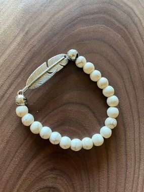 Feather & Bead Bracelet Silver metal & tan veined cream beads